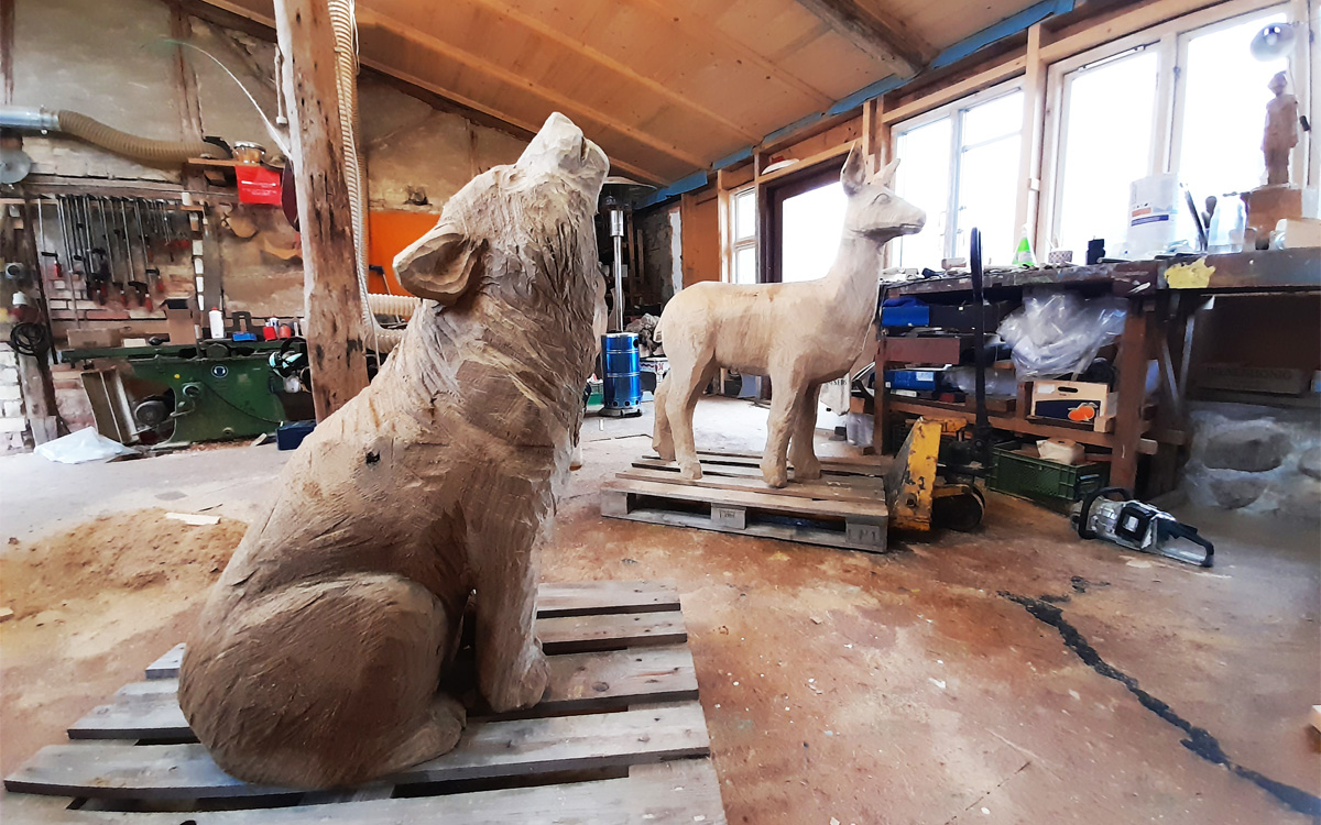 Naturlehrpfad mit lebensgroßen Holzskulpturen eröffnet Naturlehrpfad mit lebensgroßen Holzskulpturen eröffnet